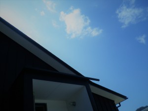 屋根越しの空